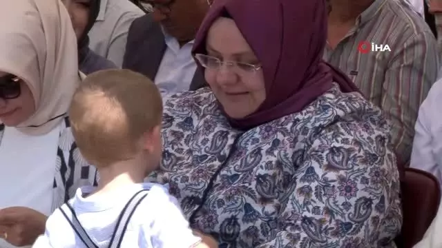 Bakan Selçuk, eski Bakan Koç'un babasının yaptırdığı namazgahı ibadete açtı Bakan Selçuk, eski Bakan Koç'un babasının yaptırdığı namazgahı ibadete açtı