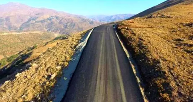Bitlis'teki köy yollarında hummalı çalışma Bitlis'teki köy yollarında hummalı çalışma
