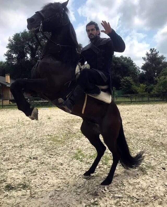Diriliş Osman'ın başrolü Burak Özçivit, yeni imajıyla hayranlarından tam not aldı