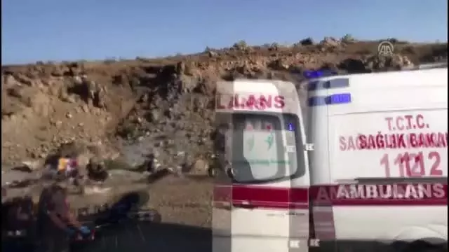 Düzensiz göçmenleri taşıyan minibüs devrildi: 2 ölü, 30 yaralı (2) Düzensiz göçmenleri taşıyan minibüs devrildi: 2 ölü, 30 yaralı (2)