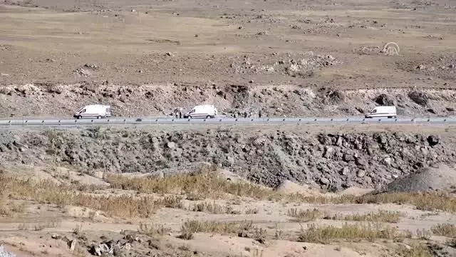 Düzensiz göçmenleri taşıyan minibüs devrildi: 2 ölü, 30 yaralı Düzensiz göçmenleri taşıyan minibüs devrildi: 2 ölü, 30 yaralı