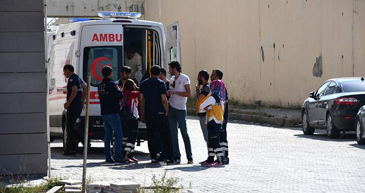 Ağrı'da düzensiz göçmenleri taşıyan minibüs devrildi: 2 ölü, 30 yaralı