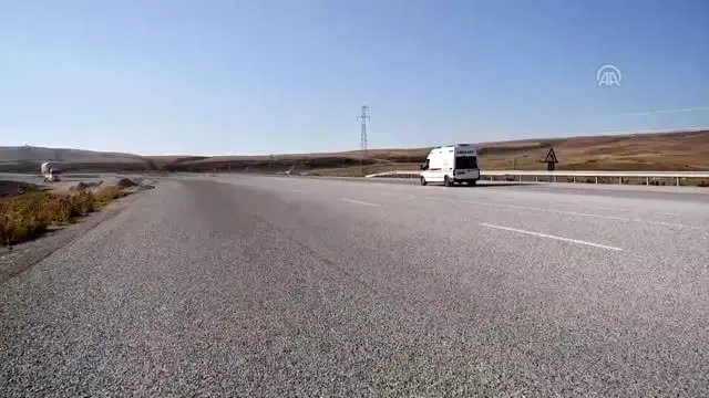 Düzensiz göçmenleri taşıyan minibüs devrildi: 2 ölü, 30 yaralı