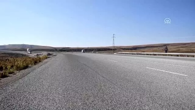 Düzensiz göçmenleri taşıyan minibüs devrildi: 2 ölü, 30 yaralı
