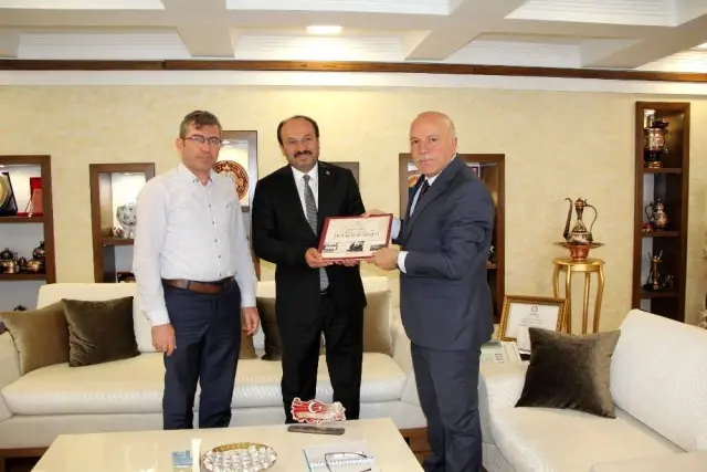 ETÜ Rektörü Prof.Dr. Çakmak'tan Başkan Sekmen'e ziyaret ETÜ Rektörü Prof.Dr. Çakmak'tan Başkan Sekmen'e ziyaret