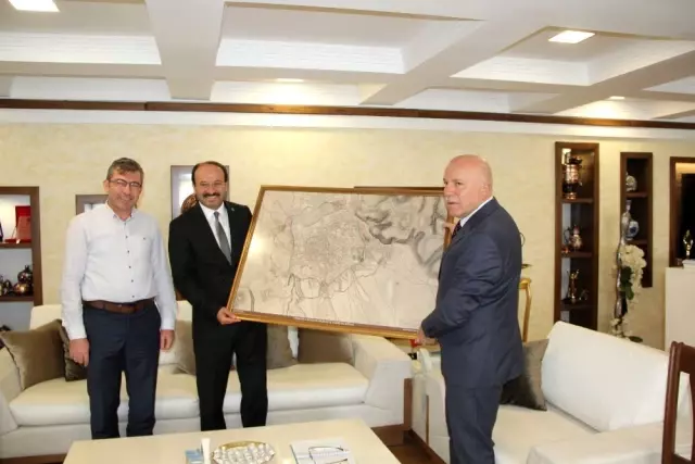ETÜ Rektörü Prof.Dr. Çakmak'tan Başkan Sekmen'e ziyaret ETÜ Rektörü Prof.Dr. Çakmak'tan Başkan Sekmen'e ziyaret