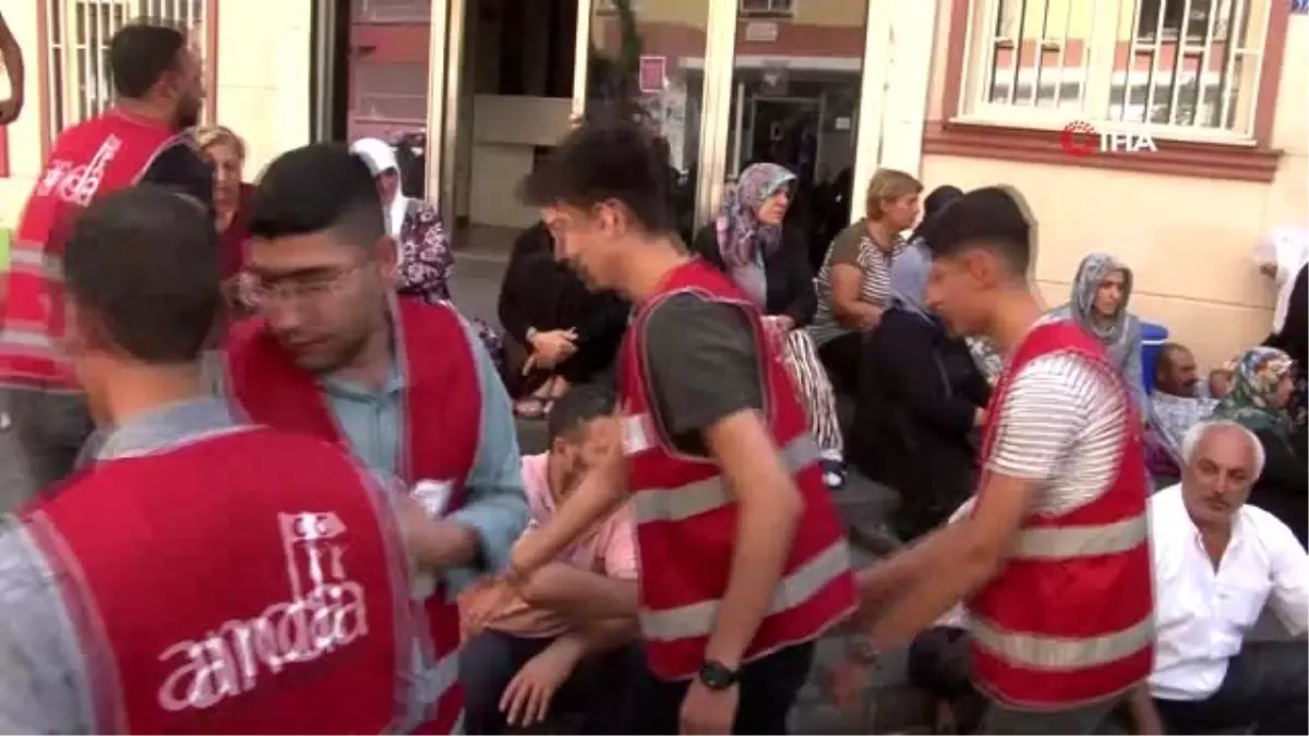Eylem yapan ailelerden HDP'ye tepki: 'Biz yemek için burada değiliz, evlatlarımız için buradayız....