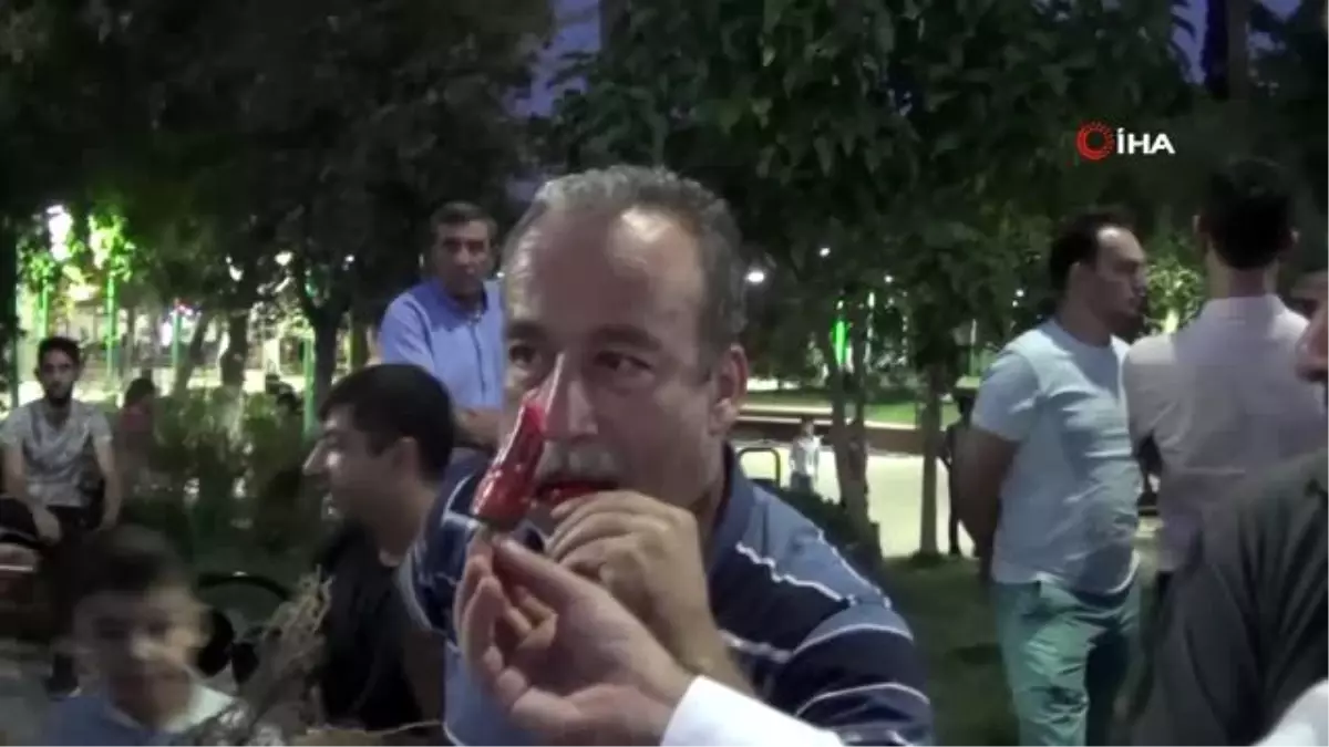 Gözlerinden yaş akıncaya kadar acı biber yedi