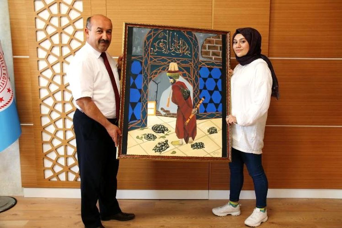 Kendi çizdiği 'Kaplumbağa Terbiyecisi' konulu resmi Müdür Başyiğit'e hediye etti