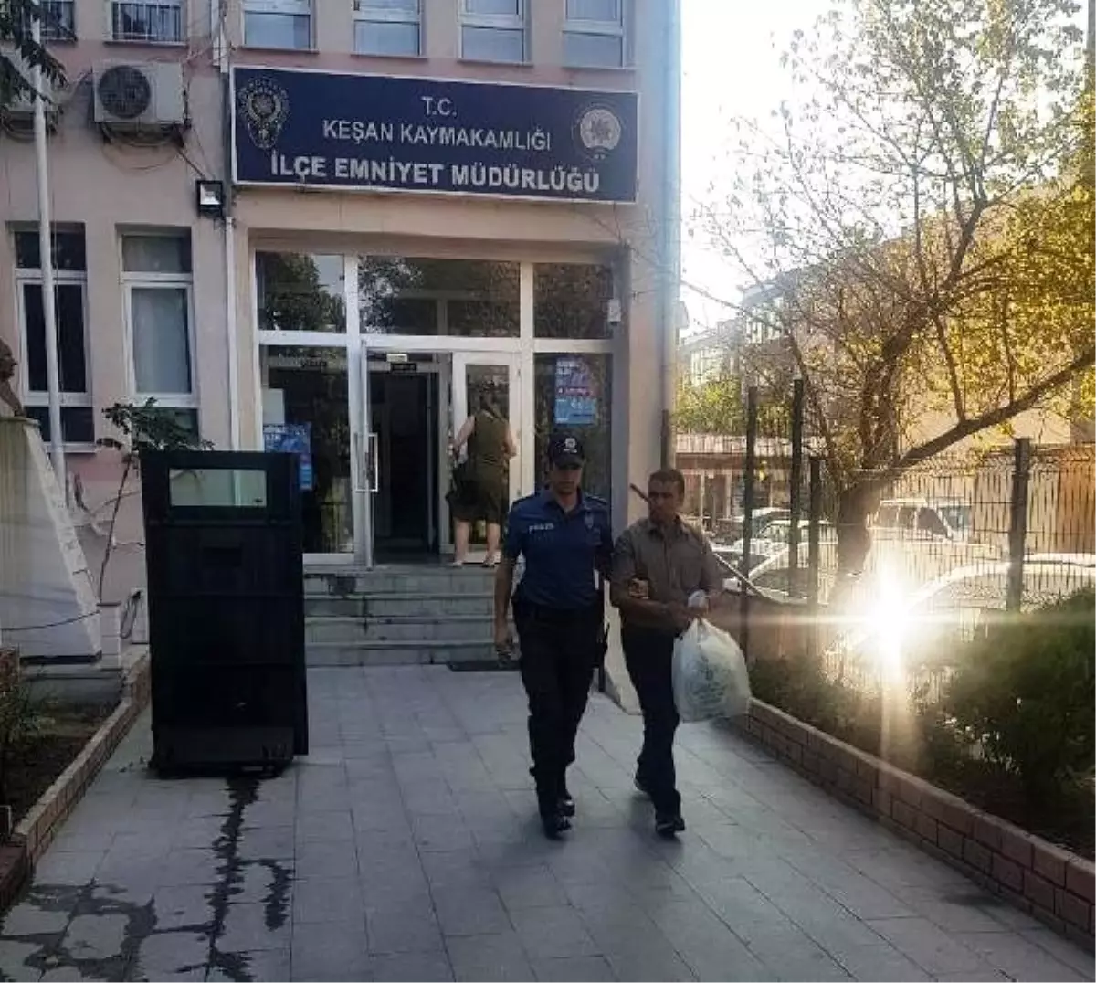 'Köpekler senin yüzünden havlıyor' deyip, baltayla yaraladı