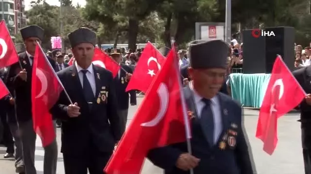 Protokol karşısında tüfeklerini ateşleyen avcılar, karşılarında polisi buldu