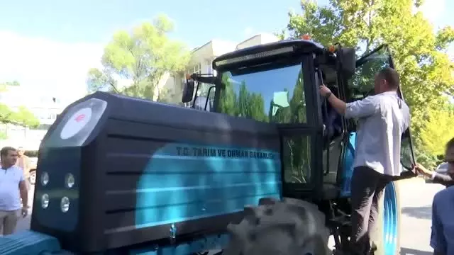 Şentop ve Pakdemirli yerli ve milli elektrikli traktörü test etti Şentop ve Pakdemirli yerli ve milli elektrikli traktörü test etti