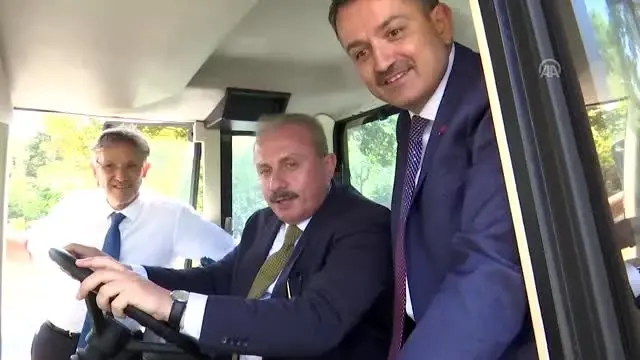 Şentop ve Pakdemirli yerli ve milli elektrikli traktörü test etti Şentop ve Pakdemirli yerli ve milli elektrikli traktörü test etti
