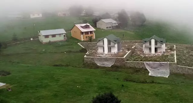 Trabzon'u ayağa kaldıran 'haç' sembolleri yıkıldı Trabzon'u ayağa kaldıran 'haç' sembolleri yıkıldı