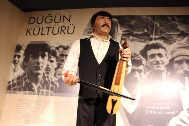 Balmumundan yapılan android işlmcili heykel hem kemençe çalıyor hem türkü söylüyor hem ritim tutuyor