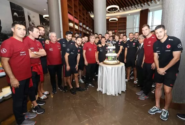 Emre Belözoğlu milli formayla 100. maçına çıktı Emre Belözoğlu milli formayla 100. maçına çıktı