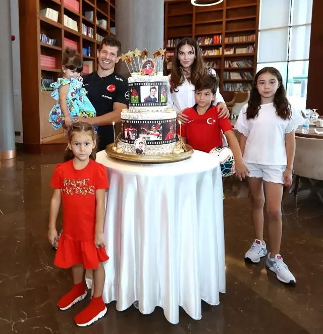 Emre Belözoğlu milli formayla 100. maçına çıktı Emre Belözoğlu milli formayla 100. maçına çıktı