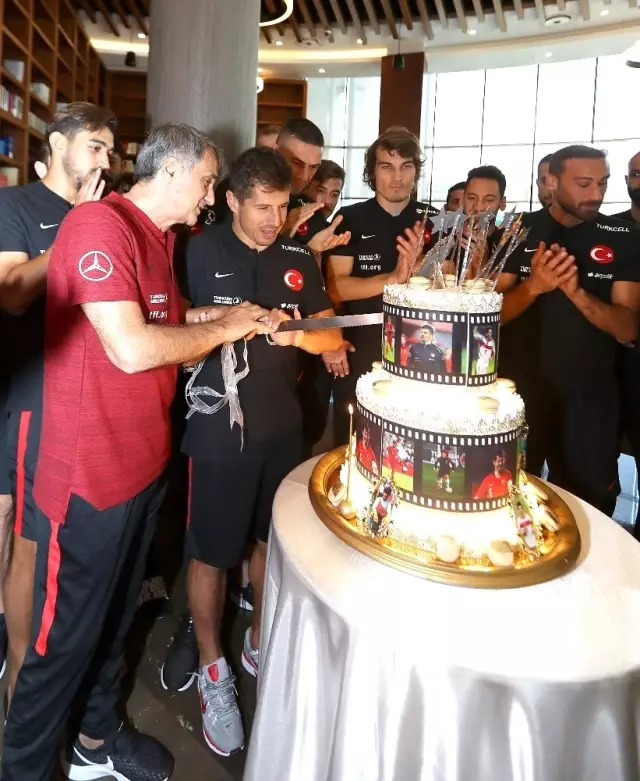 Emre Belözoğlu milli formayla 100. maçına çıktı Emre Belözoğlu milli formayla 100. maçına çıktı