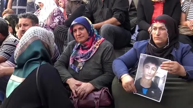 Diyarbakır hdp önündeki oturma eyleminde 5'inci gün; aile sayısı 13'e çıktı Diyarbakır hdp önündeki oturma eyleminde 5'inci gün; aile sayısı 13'e çıktı