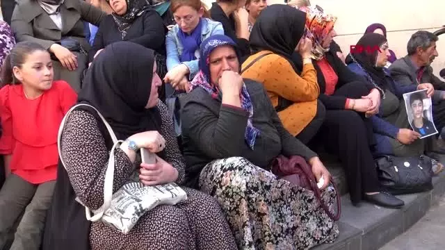 Diyarbakır hdp önündeki oturma eyleminde 5'inci gün; aile sayısı 13'e çıktı Diyarbakır hdp önündeki oturma eyleminde 5'inci gün; aile sayısı 13'e çıktı