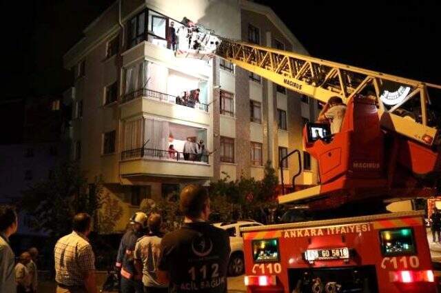 Dumandan etkilenen muhabbet kuşlarına suni teneffüs yaptılar