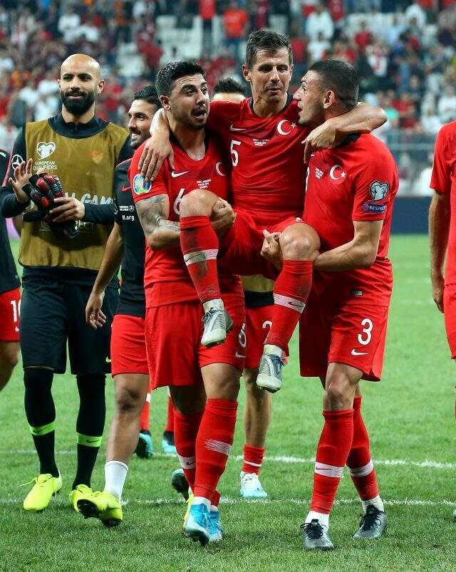 Emre Belözoğlu maç sonunda omuzlara alındı!