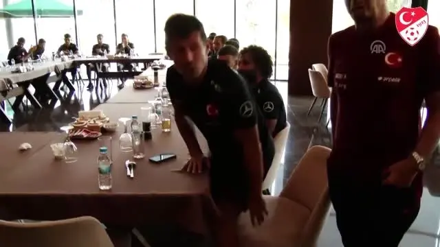 Emre Belözoğlu'na sürpriz doğum günü kutlaması Emre Belözoğlu'na sürpriz doğum günü kutlaması