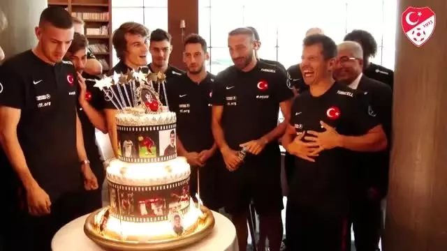 Emre Belözoğlu'na sürpriz doğum günü kutlaması Emre Belözoğlu'na sürpriz doğum günü kutlaması