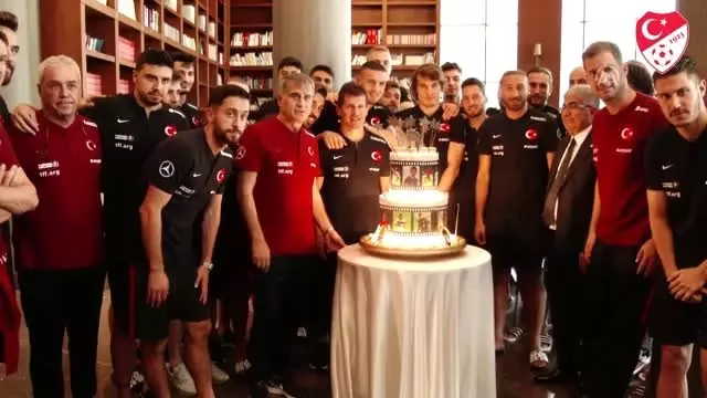 Emre Belözoğlu'na sürpriz doğum günü kutlaması Emre Belözoğlu'na sürpriz doğum günü kutlaması