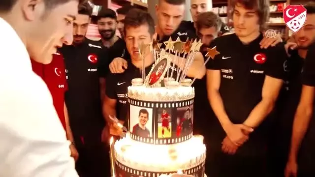 Emre Belözoğlu'na sürpriz doğum günü kutlaması Emre Belözoğlu'na sürpriz doğum günü kutlaması