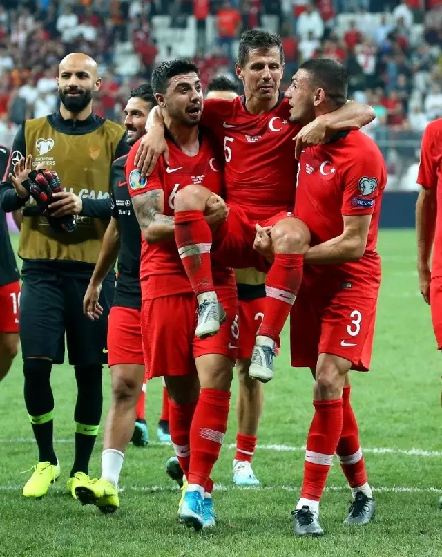 Emre Belözoğlu maç sonunda omuzlara alındı! Emre Belözoğlu maç sonunda omuzlara alındı!