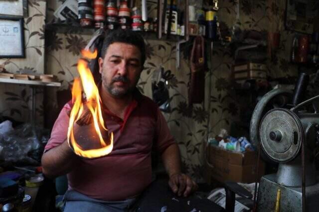 Geliştirdiği karışımla ayakkabıları yakarak boyuyor