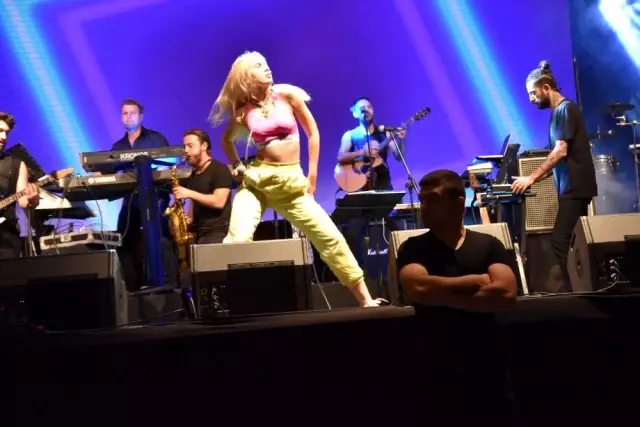 Gönen Aleyna Tilki ile coştu Gönen Aleyna Tilki ile coştu