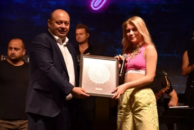 Gönen Aleyna Tilki ile coştu Gönen Aleyna Tilki ile coştu