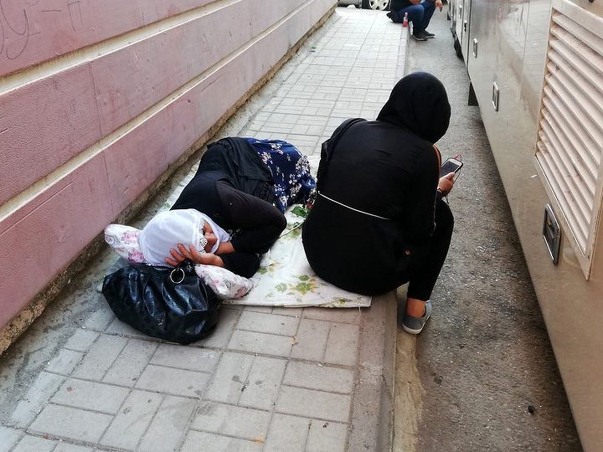 HDP il binası önünde günlerdir eylem yapan anne yorgun düşünce beton zeminde uyudu