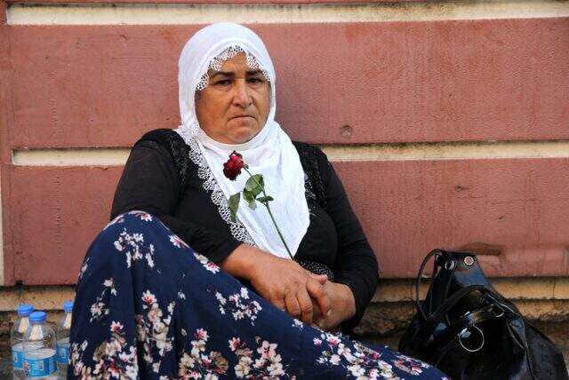 HDP il binası önünde eylem yapan anne yorgun düşünce beton zeminde uyudu
