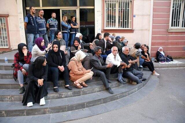 HDP il binası önünde eylem yapan anne yorgun düşünce beton zeminde uyudu