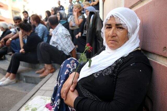 HDP il binası önünde eylem yapan anne yorgun düşünce beton zeminde uyudu