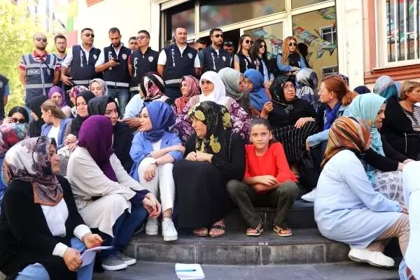 Hdp önündeki oturma eyleminde 5'inci gün; aile sayısı 13'e çıktı (2) Hdp önündeki oturma eyleminde 5'inci gün; aile sayısı 13'e çıktı (2)