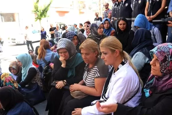 Hdp önündeki oturma eyleminde 5'inci gün; aile sayısı 13'e çıktı (2) Hdp önündeki oturma eyleminde 5'inci gün; aile sayısı 13'e çıktı (2)