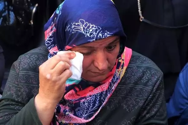 Hdp önündeki oturma eyleminde 5'inci gün; aile sayısı 13'e çıktı (2) Hdp önündeki oturma eyleminde 5'inci gün; aile sayısı 13'e çıktı (2)