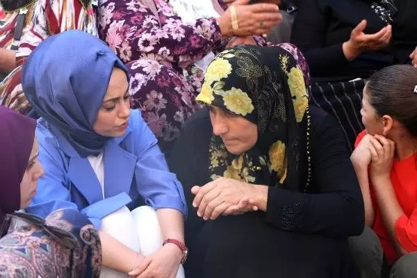 Hdp önündeki oturma eyleminde 5'inci gün; aile sayısı 13'e çıktı (2) Hdp önündeki oturma eyleminde 5'inci gün; aile sayısı 13'e çıktı (2)