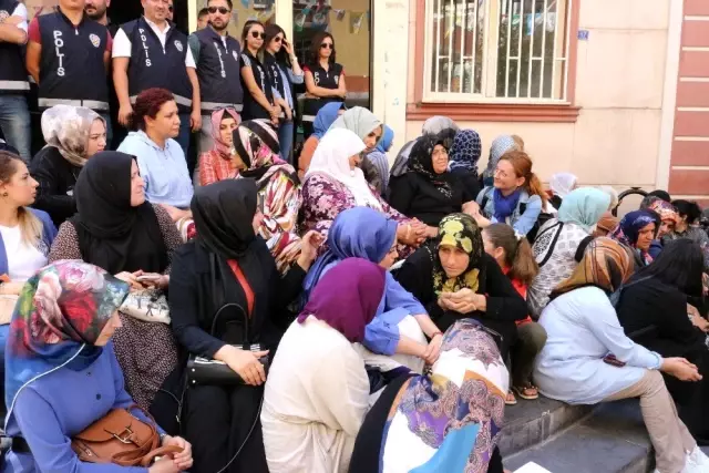 KADEM'den, HDP önünde eylem yapan ailelere destek ziyareti KADEM'den, HDP önünde eylem yapan ailelere destek ziyareti