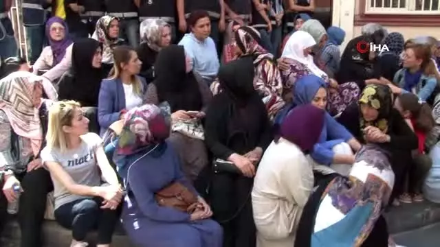 KADEM'den HDP önünde eylem yapan ailelere destek ziyareti KADEM'den HDP önünde eylem yapan ailelere destek ziyareti