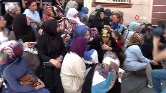 KADEM'den HDP önünde eylem yapan ailelere destek ziyareti KADEM'den HDP önünde eylem yapan ailelere destek ziyareti