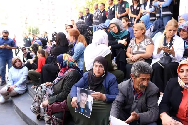 KADEM'den, HDP önünde eylem yapan ailelere destek ziyareti KADEM'den, HDP önünde eylem yapan ailelere destek ziyareti