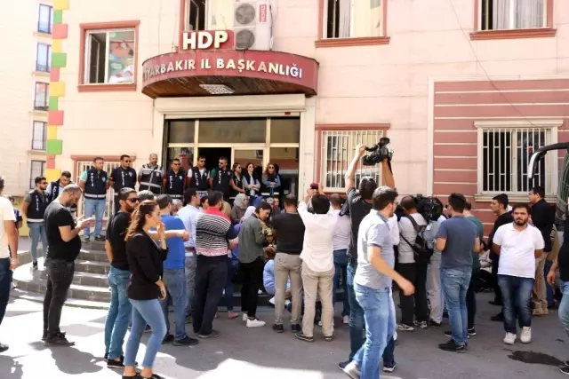 KADEM'den, HDP önünde eylem yapan ailelere destek ziyareti KADEM'den, HDP önünde eylem yapan ailelere destek ziyareti