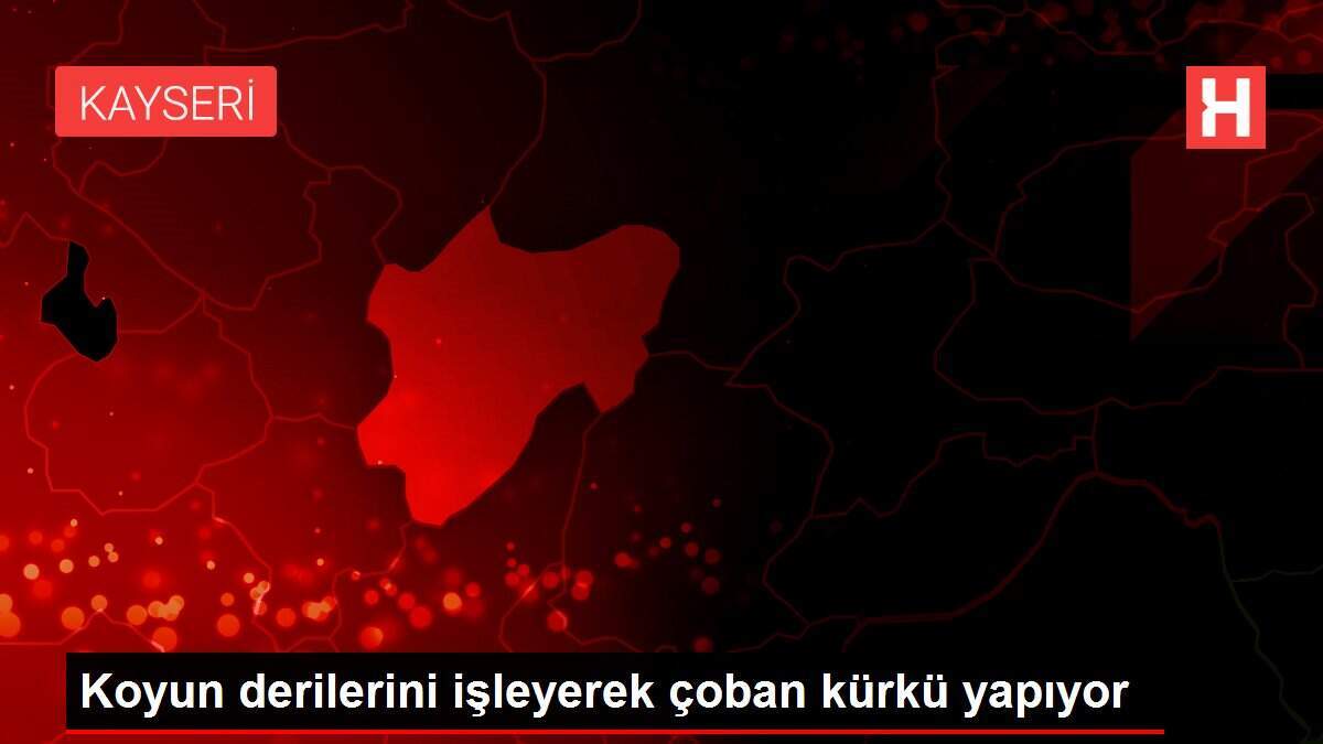 Koyun derilerini işleyerek çoban kürkü yapıyor
