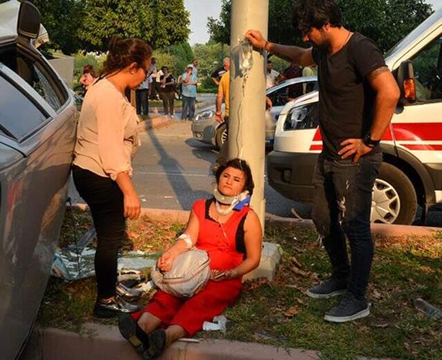 Otomobil altındaki kazazede, kriko yardımı ile kurtarıldı