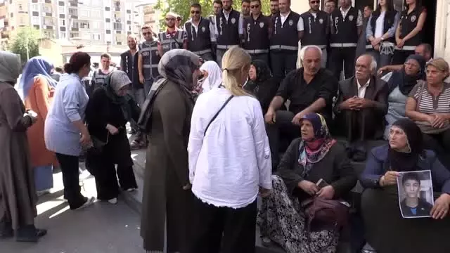 Oturma eylemi yapan Diyarbakır annelerine destek ziyareti Oturma eylemi yapan Diyarbakır annelerine destek ziyareti